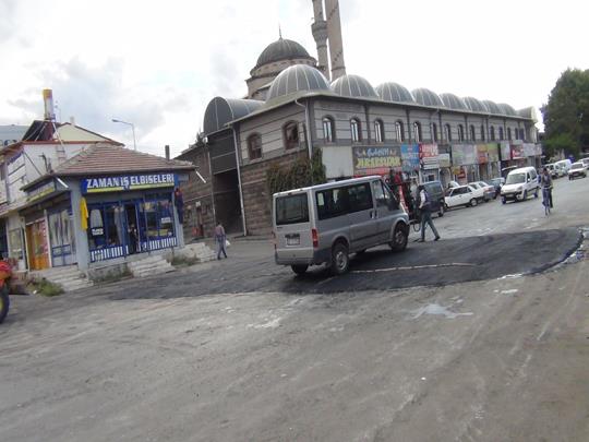  KAZALARI ÖNLEMEK İÇİN HIZ KESİCİ BARİYERLER YAPILDI