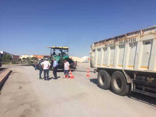 ANBAR SANAYİ İLE OTO SERVİSLERİ SİTEMİZİN BAĞLANTI YOLUNUN ASFALTI DÖKÜLDÜ