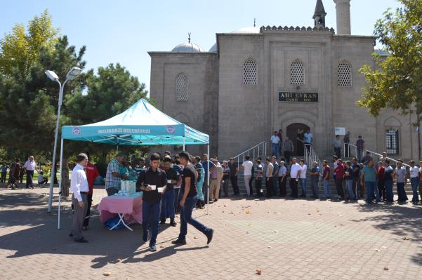 MUHARREM AYI DOLAYISIYLA ESNAFLARIMIZA AŞURE İKRAMINDA BULUNDUK