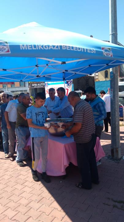 MUHARREM AYI DOLAYISIYLA ESNAFLARIMIZA AŞURE İKRAMINDA BULUNDUK