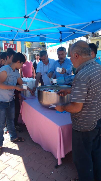 MUHARREM AYI DOLAYISIYLA ESNAFLARIMIZA AŞURE İKRAMINDA BULUNDUK