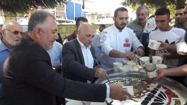 MUHARREM AYI DOLAYISIYLA ESNAFLARIMIZA AŞURE İKRAMINDA BULUNDUK