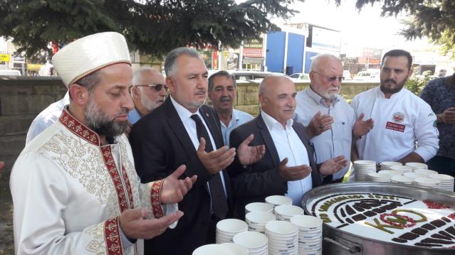 MUHARREM AYI DOLAYISIYLA ESNAFLARIMIZA AŞURE İKRAMINDA BULUNDUK