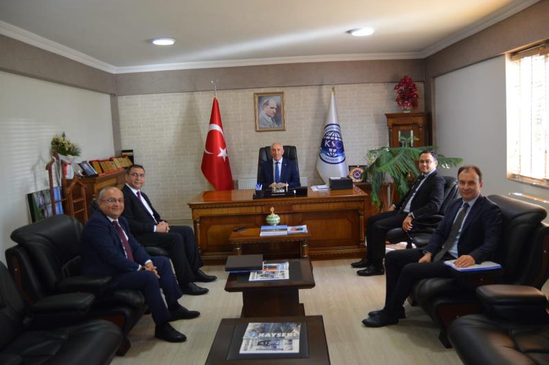 Halkbank Kayseri Bölge Koordinatörü Tuncay Koramaz, Halkbank Yeni Sanayi Şube Müdürü Kazım Sucu ile banka yöneticileri Oda Başkanımız Şeyhi Odakır'ı makamında ziyaret etti. 
