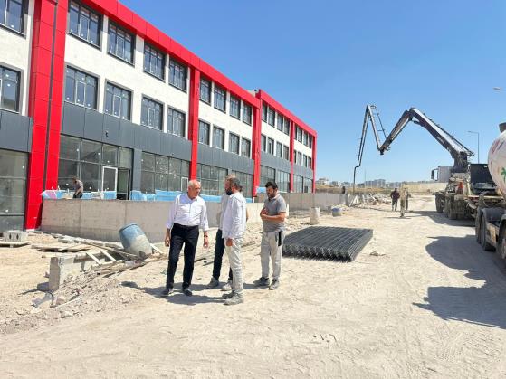Yeşilyurt Oto Sanayi Sitesi’nde sona yaklaşıldı. Başkanımız Şeyhi Odakır Yeşilyurt Oto Sanayi Sitesi’nde devam eden çalışmaları yerinde inceledi