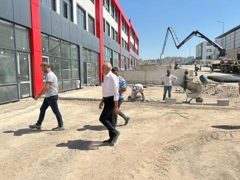 Yeşilyurt Oto Sanayi Sitesi’nde sona yaklaşıldı. Başkanımız Şeyhi Odakır Yeşilyurt Oto Sanayi Sitesi’nde devam eden çalışmaları yerinde inceledi