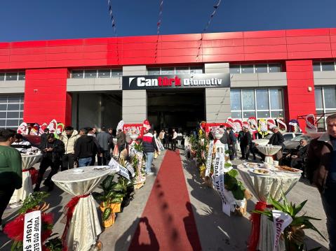 Kayseri Oto Sanatkarları Odası Başkanı Şeyhi Odakır, Cantürk Otomotiv adlı işletmenin Otomotiv Servisleri Sanayi Sitesi’ndeki işyeri açılış törenine katıldı.