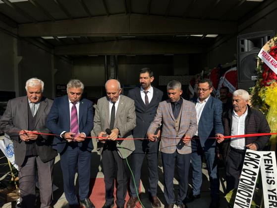 Kayseri Oto Sanatkarları Odası Başkanı Şeyhi Odakır, Cantürk Otomotiv adlı işletmenin Otomotiv Servisleri Sanayi Sitesi’ndeki işyeri açılış törenine katıldı.