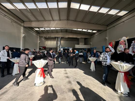 Kayseri Oto Sanatkarları Odası Başkanı Şeyhi Odakır, Cantürk Otomotiv adlı işletmenin Otomotiv Servisleri Sanayi Sitesi’ndeki işyeri açılış törenine katıldı.