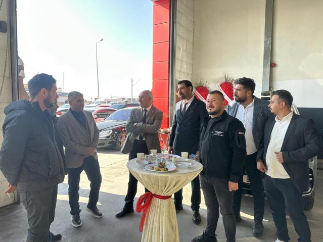 Kayseri Oto Sanatkarları Odası Başkanı Şeyhi Odakır, Cantürk Otomotiv adlı işletmenin Otomotiv Servisleri Sanayi Sitesi’ndeki işyeri açılış törenine katıldı.