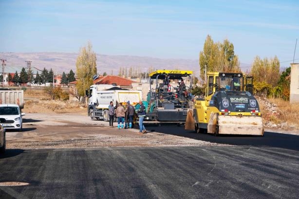 Melikgazi Belediye Başkanı Mustafa Palancıoğlu, KOSO Başkanı Şeyhi Odakır ile birlikte Yeşilyurt Oto Sanayi Sitesi’ndeki asfalt serim çalışmalarını yerinde inceledi.