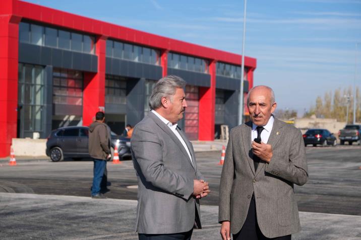 Melikgazi Belediye Başkanı Mustafa Palancıoğlu, KOSO Başkanı Şeyhi Odakır ile birlikte Yeşilyurt Oto Sanayi Sitesi’ndeki asfalt serim çalışmalarını yerinde inceledi.