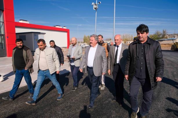 Melikgazi Belediye Başkanı Mustafa Palancıoğlu, KOSO Başkanı Şeyhi Odakır ile birlikte Yeşilyurt Oto Sanayi Sitesi’ndeki asfalt serim çalışmalarını yerinde inceledi.