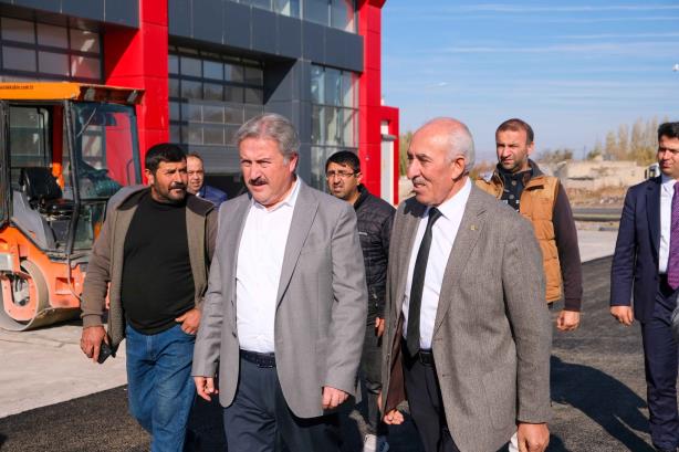 Melikgazi Belediye Başkanı Mustafa Palancıoğlu, KOSO Başkanı Şeyhi Odakır ile birlikte Yeşilyurt Oto Sanayi Sitesi’ndeki asfalt serim çalışmalarını yerinde inceledi.