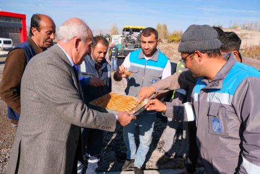 Melikgazi Belediye Başkanı Mustafa Palancıoğlu, KOSO Başkanı Şeyhi Odakır ile birlikte Yeşilyurt Oto Sanayi Sitesi’ndeki asfalt serim çalışmalarını yerinde inceledi.