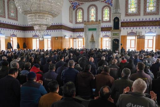 Ahirete irtihal eden esnaf ve sanatkarlar ile yakınları adına Yasin-i Şerif okutuldu ve vatandaşlara namaz çıkışında helva ikram edildi. 
