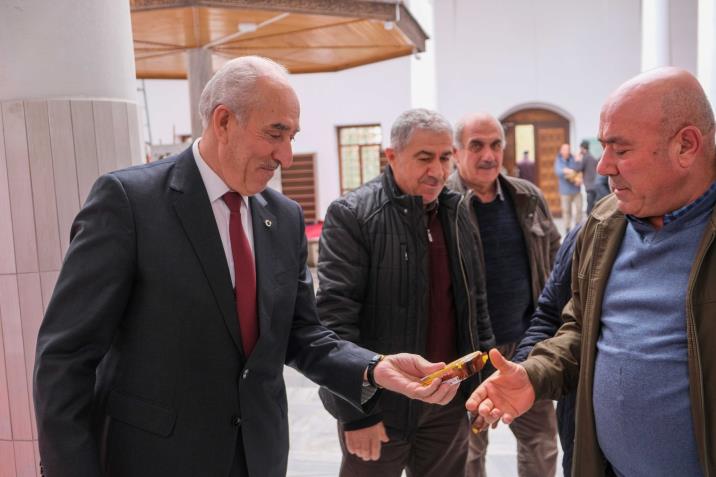 Ahirete irtihal eden esnaf ve sanatkarlar ile yakınları adına Yasin-i Şerif okutuldu ve vatandaşlara namaz çıkışında helva ikram edildi. 