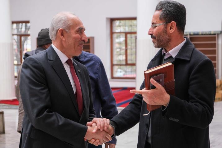 Ahirete irtihal eden esnaf ve sanatkarlar ile yakınları adına Yasin-i Şerif okutuldu ve vatandaşlara namaz çıkışında helva ikram edildi. 