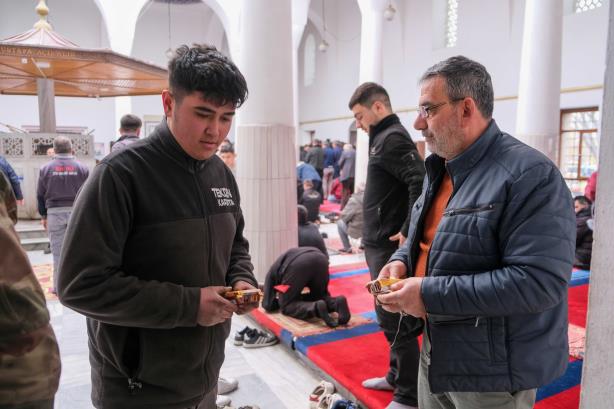 Ahirete irtihal eden esnaf ve sanatkarlar ile yakınları adına Yasin-i Şerif okutuldu ve vatandaşlara namaz çıkışında helva ikram edildi. 