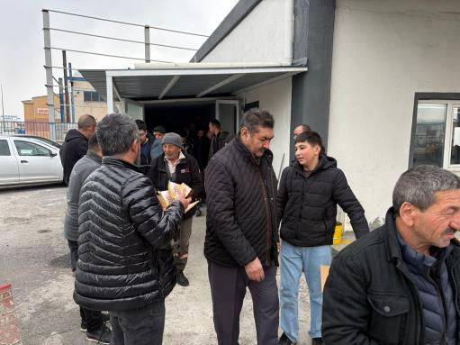 Ahirete irtihal eden esnaf ve sanatkarlar ile yakınları adına Yasin-i Şerif okutuldu ve vatandaşlara namaz çıkışında helva ikram edildi. 