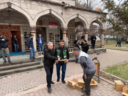 Ahirete irtihal eden esnaf ve sanatkarlar ile yakınları adına Yasin-i Şerif okutuldu ve vatandaşlara namaz çıkışında helva ikram edildi. 