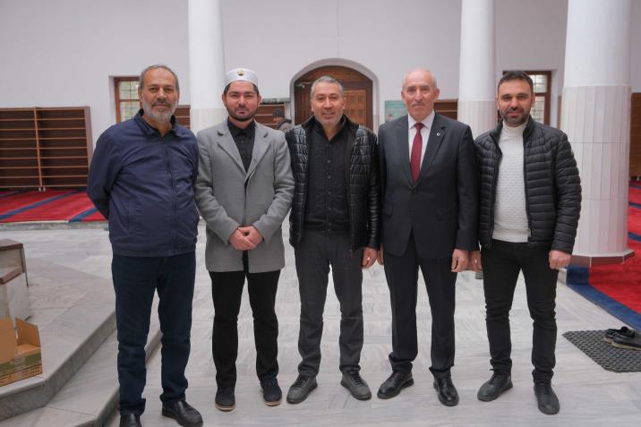 Ahirete irtihal eden esnaf ve sanatkarlar ile yakınları adına Yasin-i Şerif okutuldu ve vatandaşlara namaz çıkışında helva ikram edildi. 