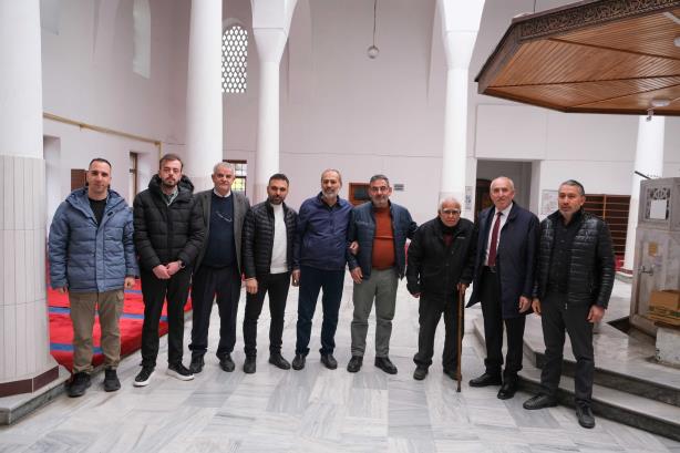 Ahirete irtihal eden esnaf ve sanatkarlar ile yakınları adına Yasin-i Şerif okutuldu ve vatandaşlara namaz çıkışında helva ikram edildi. 