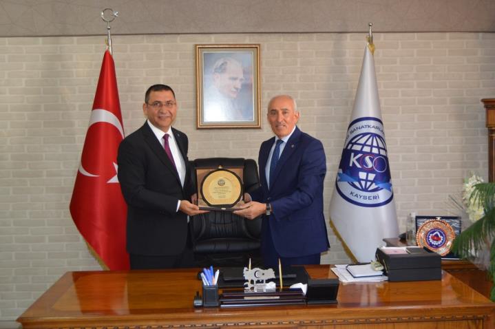 Halkbank Kayseri Bölge Koordinatörü Tuncay Koramaz, Halkbank Yeni Sanayi Şube Müdürü Kazım Sucu ile banka yöneticileri Oda Başkanımız Şeyhi Odakır'ı makamında ziyaret etti. 