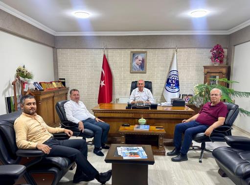 Kayseri Ticaret Odası Başkan Yardımcısı Sayın Hasan Köksal, Oda Yönetim Kurulu üyesi Sayın Mustafa Okutan ve Oda Sayman üyesi Sayın Erol Sırıklı, Odamız Başkanı Şeyhi Odakır'ı makamında ziyaret etti. 