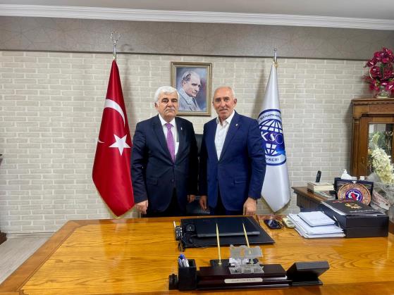 Aksaray Esnaf ve Sanatkarları Odaları Birliği Başkanı Doğan Ceylan, Kayseri Esnaf ve Sanatkarları Odaları Birliği Başkanı Şeyhi Odakır’ı Oto Sanatkarları Odasında ziyaret etti. 