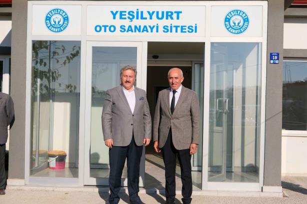 Melikgazi Belediye Başkanı Mustafa Palancıoğlu, KOSO Başkanı Şeyhi Odakır ile birlikte Yeşilyurt Oto Sanayi Sitesi’ndeki asfalt serim çalışmalarını yerinde inceledi.