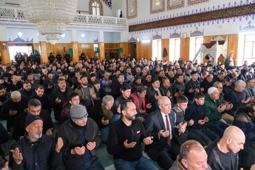 Ahirete irtihal eden esnaf ve sanatkarlar ile yakınları adına Yasin-i Şerif okutuldu ve vatandaşlara namaz çıkışında helva ikram edildi. 